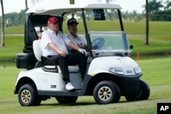 ARHIVA - Bivši predsednik Donald Tramp u golf kolicima u svom golf klubu u Doralu, na Floridi (Foto: AP/Lynne Sladky)