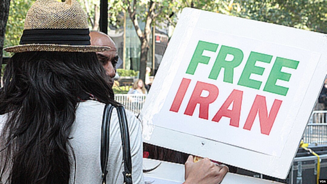 Decenas de personas se reunieron frente a la sede de la ONU para exigir la salida del presidente de Irán, Mahmud Ahmadinejad, a quien acusan de criminal.