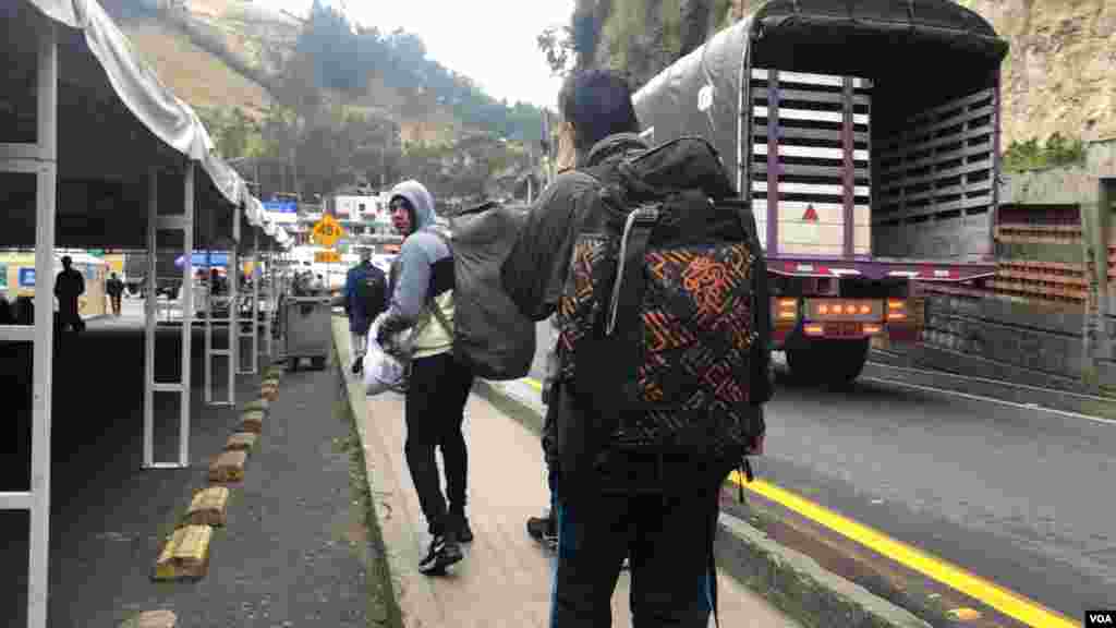 Un nuevo grupo de caminantes venezolanos llega a la frontera con todas sus pertenencias empacadas en una mochila. Ipiales, Colombia, 11 de septiembre de 2019. Foto: Celia Mendoza - VOA. 