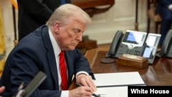 ولسمشر ډونالډ ټرمپ د لایحې د لاسلیک پر مهال