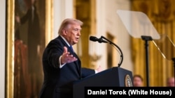 特朗普总统在白宫举行的荣誉勋章颁发典礼上讲话。(2026年3月2日)