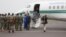 Les chefs militaires maliens saluent l'ancien président nigérian Goodluck Jonathan à son arrivée à l'aéroport de Bamako avant une rencontre entre les chefs militaires maliens et une délégation de la CEDEAO qu'il dirige le 22 août 2020.