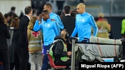 Patrice Evra quitte le stade après son exclusion après un incident avec les supporters de Marseille avant le début du match de football du groupe I de l'UEFA Europa League Vitoria SC contre Marseille au stade D. Afonso Henriques à Guimaraes le 2 novembre 2017.