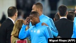 Patrice Evra quittant la pelouse après son un incident avec un supporter lors du match Marseille-Vitoria SC' Guimaraes le 2 novembre 2017 