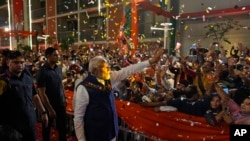 印度总理莫迪抵达印度人民党总部向支持者挥手。（2024年6月4日）