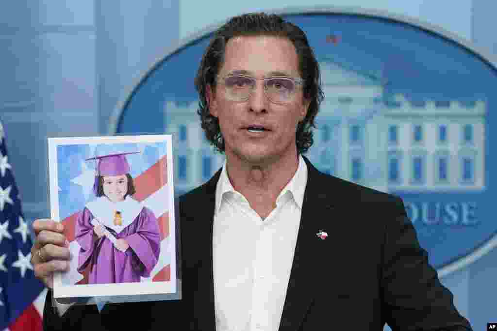 Aktor Matthew McConaughey memegang foto Alithia Ramirez, 10 tahun, siswi yang tewas dalam penembakan massal di sebuah sekolah dasar di kota Uvalde, Texas, saat ia berbicara dalam konferensi pers di Gedung Putih, di Washington DC (7/6). (Foto AP/Evan Vucci)