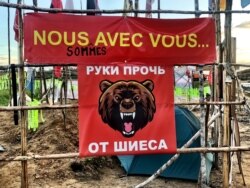 The flag reads “Hands Off Shiyes.” The slogan has become a rallying cry for Russians across the north. (Photo: C. Maynes)