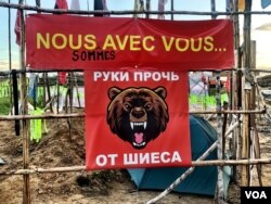 The flag reads “Hands Off Shiyes.” The slogan has become a rallying cry for Russians across the north. (Photo: C. Maynes)