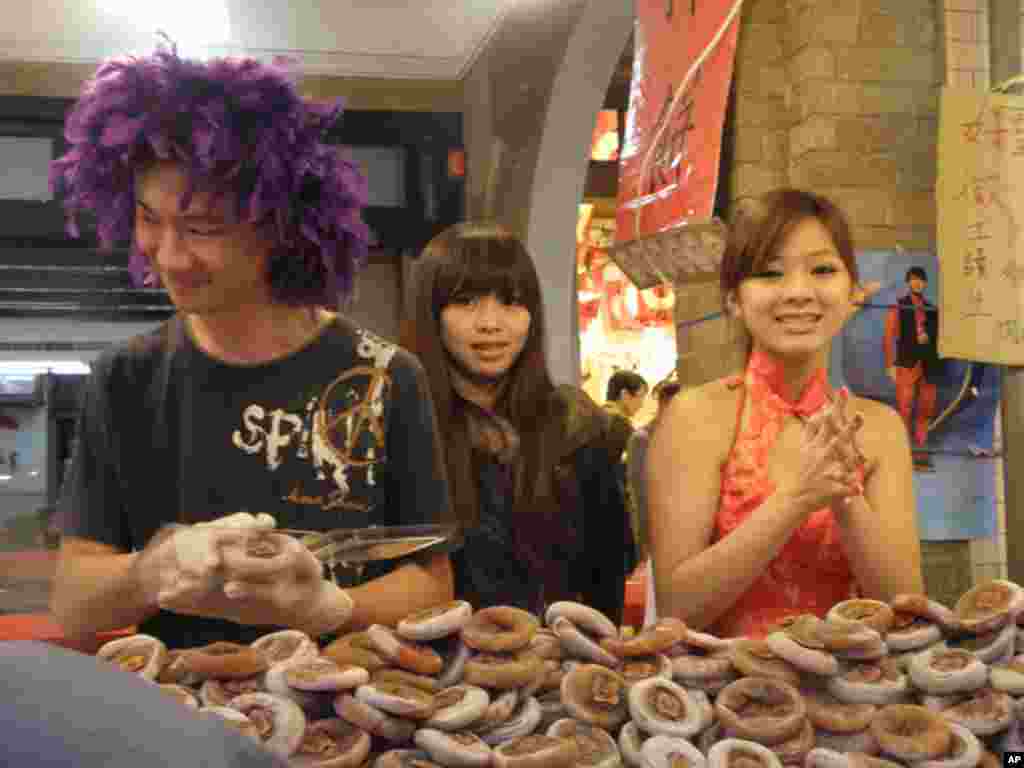 工读生打扮花俏，兜售台湾名产柿子饼