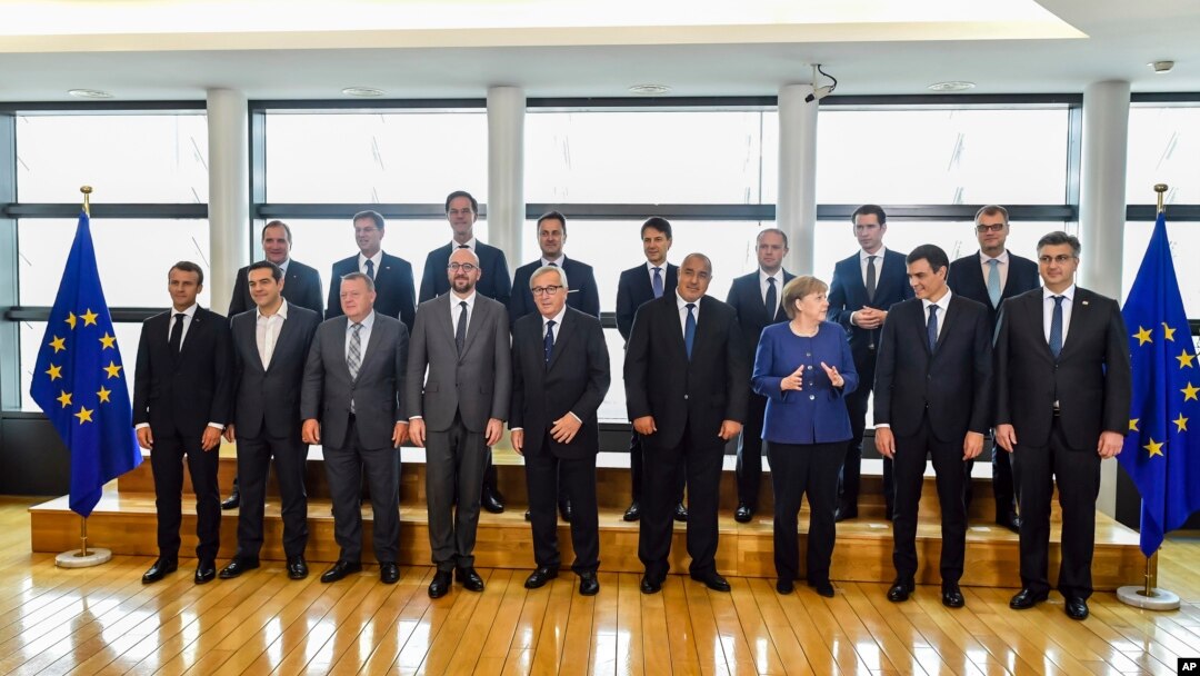 Presiden Komisi Eropa, Jean-Claude Juncker, tengah depan, berpose bersama para pemimpin Uni Eropa di pertemuan puncak informal Uni Eropa terkait migrasi di kantor pusat Uni Eropa di Brussels, 24 Juni 2018 (foto: AP Photo/Geert Vanden Wijngaert, Pool)