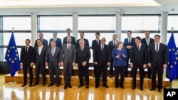 Presiden Komisi Eropa, Jean-Claude Juncker, tengah depan, berpose bersama para pemimpin Uni Eropa di pertemuan puncak informal Uni Eropa terkait migrasi di kantor pusat Uni Eropa di Brussels, 24 Juni 2018 (foto: AP Photo/Geert Vanden Wijngaert, Pool)