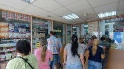 Người dân xếp hàng chờ mua thuốc ở thủ đô Caracas