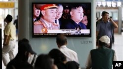 지난 17일 한국 서울역에서 북한 리영호 총참모장 해임 소식을 지켜보는 시민들.