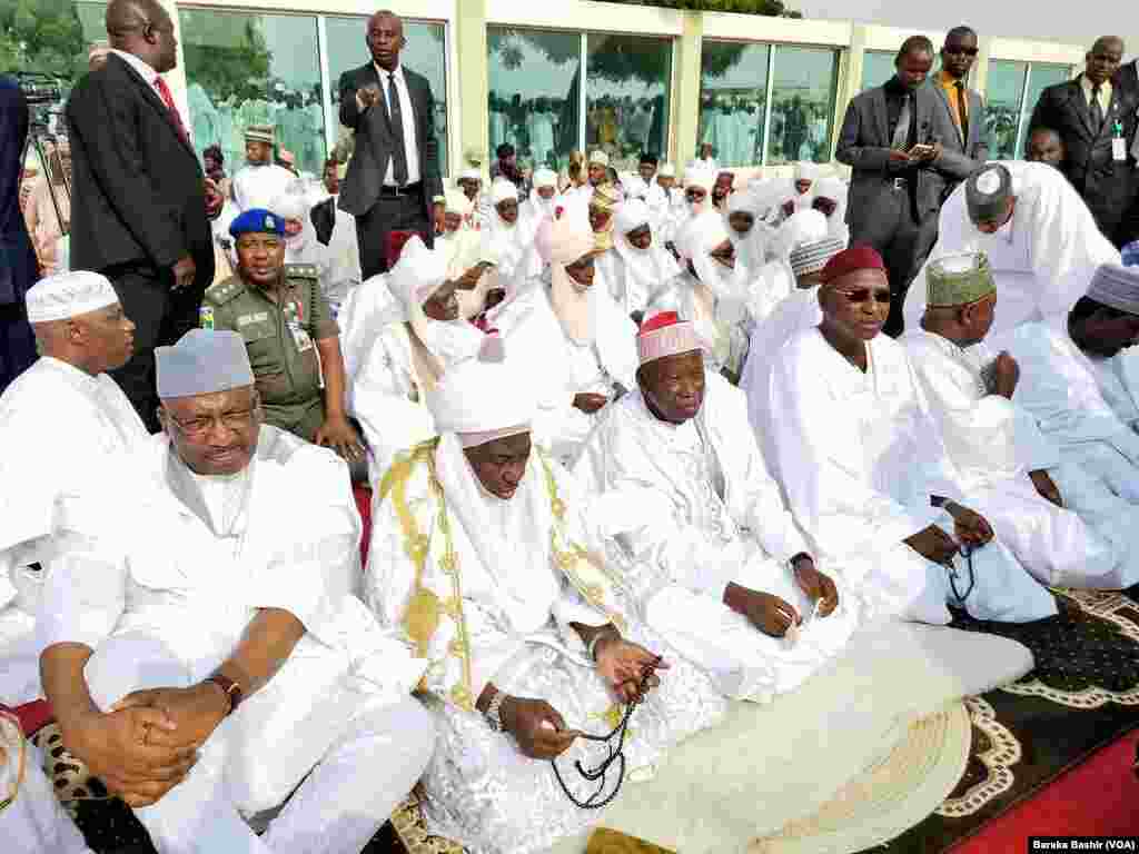 Gwamnan Kano Dr. Abdullahi Umar Gandoje da Ministan cikin gida Abdulrahaman Dambazau a sallar Eid Fitr A Birni Kano.