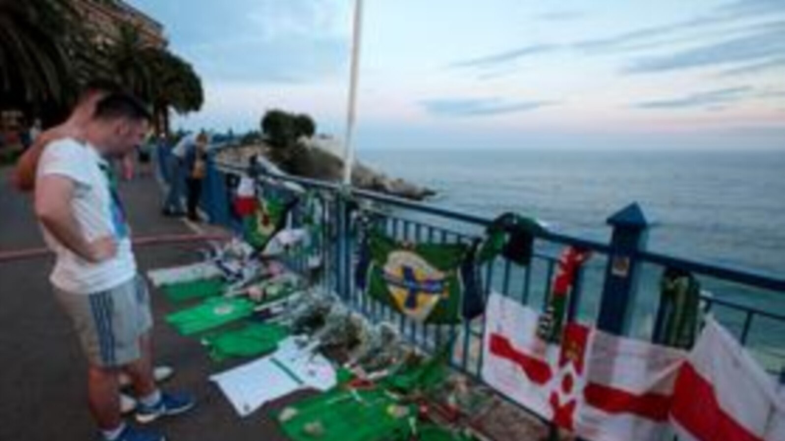 Abantu babiri bariko bibuka umufana wa Republika ya Irlande yo mu buraruko yapfuye akorotse ku ruhombe rureha imetero umunani