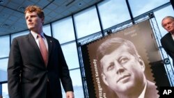 La ceremonia de presentación de la estampilla se realizó en la biblioteca presidencial que lleva el nombre del presidente número 35 de EE.UU. en Boston. Estuvo presente el legislador Joseph P. Kennedy III, demócrata de Massachusetts.