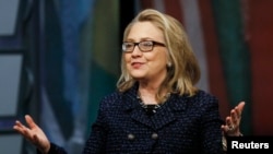 ທ.ນ Hillary Clinton ລັດຖະມົນຕີການຕ່າງປະເທດສະຫະລັດ ຈັດງານ “ເຄິ່ງກອງປະຊຸມ ເຄິ່ງການສໍາພາດລະດັບໂລກ” ຫລື “Global Townterview” ທີ່ Newseum ໃນກຸງ
ວໍຊິງຕັນ ໃນວັນທີ 29 ມັງກອນ 2013. ນີ້ແມ່ນເປັນຄັ້ງທີ 59 ທີ່ທ່ານນາງ ໄດ້ຈັດກອງປະຊຸມ ແລະສໍາພາດແບບນີ້ ແລະຄັ້ງນີ້ເປັນການຈັດຄັ້ງສຸດທ້າຍ ສໍາລັບໃນນາມ ລັດຖະມົນຕີກະຊວງການຕ່າງປະເທດຂອງທ່ານນາງ.