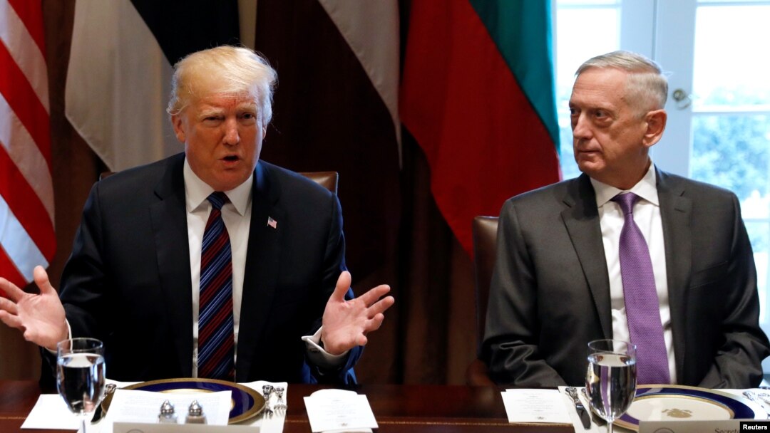 Presiden AS Donald Trump didampingi Menhan Jim Mattis berbicara di Gedung Putih (foto: dok). 