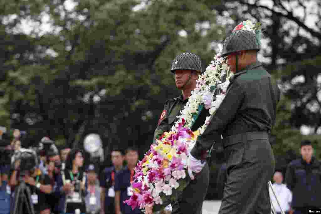 RTX1KV98 19 Jul. 2015 Yangon, Myanmar Guards of honour carry flowers during an event marking the anniversary of Martyrs' Day at the Martyrs' Mausoleum in Yangon July 19, 2015. Myanmar celebrates the 68th anniversary of Martyr's Day on Sunday to commemorat