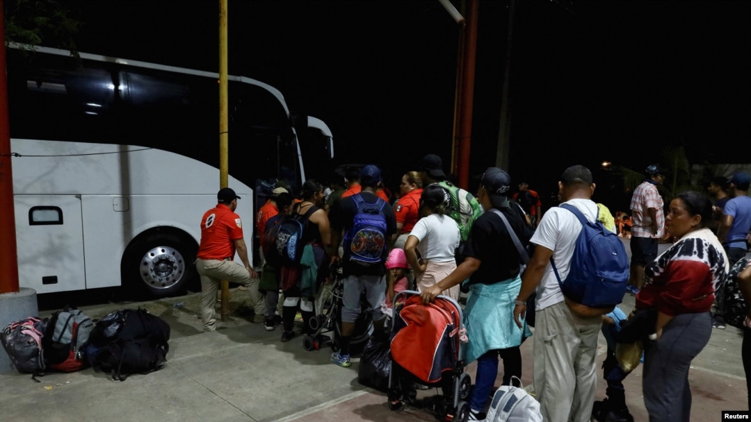 Migranti se ukrcavaju u autobus prema Huikstli, sa krajnjom destinacijom Mapastapek, na sjevernoj granici Meksika sa SAD, 2. januara 2024.