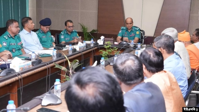 ডিএমপি সদর দফতরে আইনশৃঙ্খলা পরিস্থিতিসংক্রান্ত সভা শেষে সাংবাদিকদের সঙ্গে আলাপকালে ডিএমপি কমিশনার মো. মাইনুল হাসান।