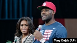 Photo d'archives: La Première Dame des Etats-Unis, Michelle Obama, aux côtés du basketteur LeBron James lors d’un événement à l'Université d'Akron.