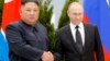 Le président russe Vladimir Poutine, à droite, et le leader de la Corée du Nord, Kim Jong Un, se serrent la main, avant leur entretien à Vladivostok, en Russie, le jeudi 25 avril 2019.
