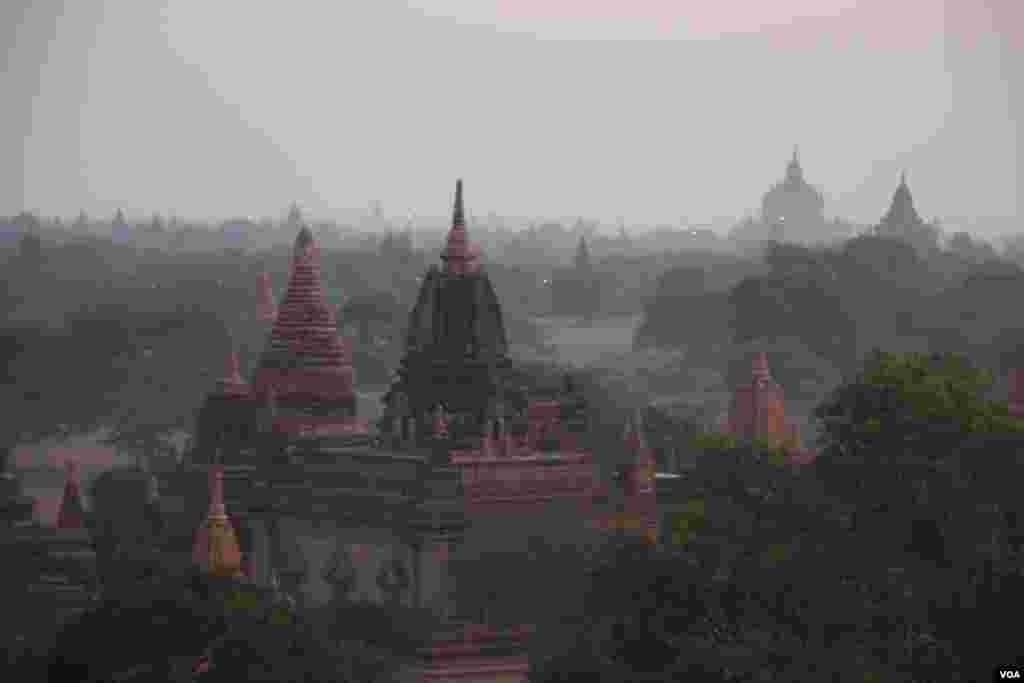 Bagan has more than 3,000 temples and shrines. (D. Schearf/VOA)