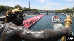 Suasana daerah di sekitar sungai Seine yang disulap menjadi "taman Olimpiade", Jumat (23/6). 