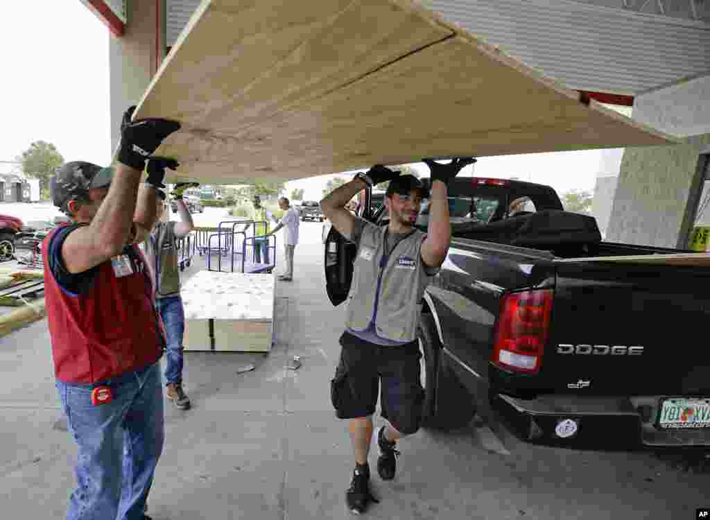 Empleados de una ferretería cargan hojas de plywood para un cliente en una camioneta durante preparativos para el huracán Irma. Florida ha declarado estado de emergencia en sus 67 condados por la tormenta. AP Sept. 6, 2017.