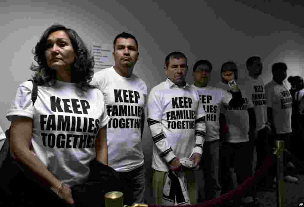Göçmenlik Reformu yanlıları, Senato Adalet Komisyonu&#39;nun görüşmesinin sonucu komisyon salon dışında bekliyor. (22 Nisan, 2013)