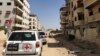 خودروهای صلیب سرخ در شهر درعا در سوریه.