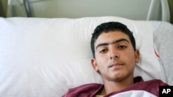 Seorang warga Suriah yang diduga korban serangan gas syaraf Suriah dirawat di sebuah rumah sakit di Reyhanli Turki. April 7 2017 (AP)