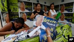 Volunteers campaign for Lenin Moreno, the presidential candidate, representing the ruling party Alliance PAIS, in Guayaquil, Ecuador, March 29, 2017.