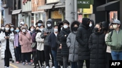 Daegu မြို့မှာ mask ဝယ်ဖို့ စောင့်နေသူများ