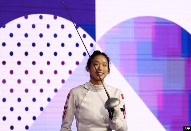 (FILES) Atlet anggar Hong Kong Vivian Kong, peraih medali emas Olimpiade Paris 2024 di Grand Palais, Paris, 27 Juli 2024. (Franck FIFE / AFP)