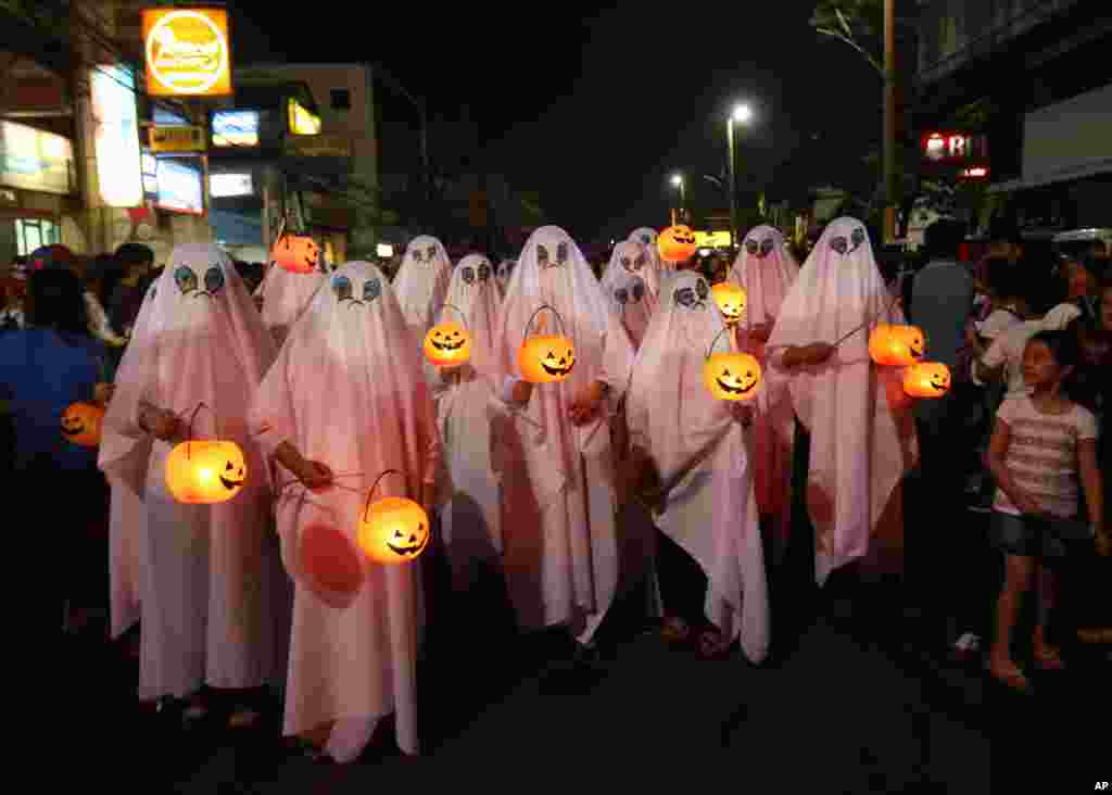 Orang-orang memakai kostum hantu dalam Parade Halloween di Manila, Filipina (30/10). (AP/Aaron Favila)