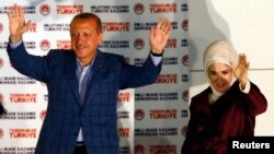 PM Recep Tayyip Erdogan merayakan kemenangan dalam pilpres langsung pertama di Turki, bersama isterinya Ermine Erdogan di Ankara, Minggu (10/8). 