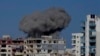 Asap membubung dari gedung-gedung yang terkena serangan udara di pusat Kota Tyre, selatan Lebanon, Jumat, 22 November 2024. (Foto: Hussein Malla/AP Photo)