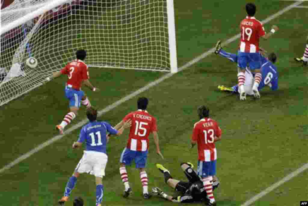 Italy's Daniele De Rossi, top right, scores during the World Cup group F soccer match between Italy and Paraguay in Cape Town, South Africa, Monday, June 14, 2010. (AP Photo/Themba Hadebe)