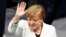 La canciller alemana, Angela Merkel, saluda cuando el parlamento se reunió para elegirla para un cuarto mandato el miércoles, 14 de marzo de 2018, en Berlín, Alemania.