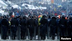12月11日烏克蘭抗議人群在基輔廣場與警察對峙。