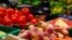 Entre los alimentos conocidos por ayudar a reducir el colesterol, están las manzanas, ciertos verduras y los productos de soya.