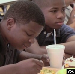 Program makanan sehat diharapkan mampu mengatasi masalah kegemukan yang banyak melanda anak-anak Amerika.