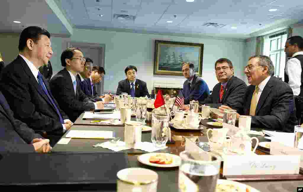 2012年2月14号，美国防部长帕内塔在五角大楼会见中国国家副主席习近平。