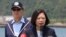 台湾总统蔡英文在海军苏澳基地视察台湾海军。（美国之音杨明拍摄）