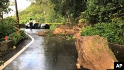 Polisi menutup jalan di sekitar lokasi jatuhnya bebatuan pasca gempa bumi di Yilan, timur laut Taiwan, Kamis, 8 Agustus 2019.