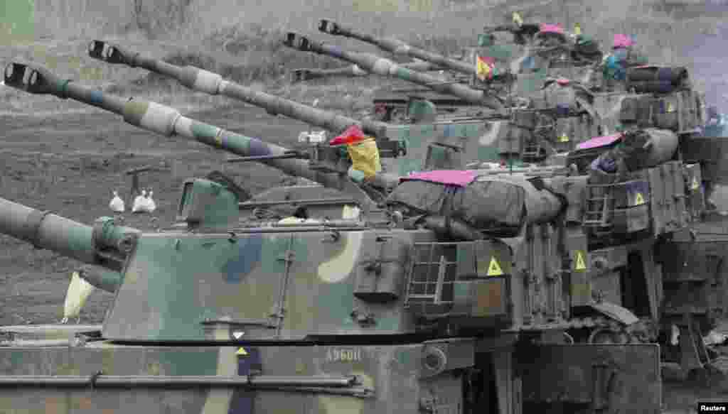 South Korean soldiers conduct field firing drills near the demilitarized zone separating the two Koreas in Paju, north of Seoul, April 2, 2013.