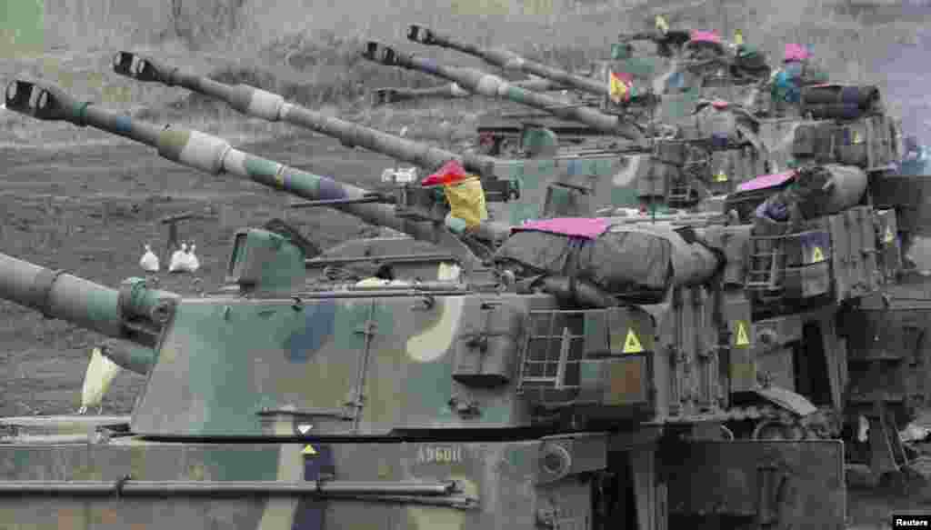 South Korean soldiers conduct field firing drills near the demilitarized zone separating the two Koreas in Paju, north of Seoul, April 2, 2013. 