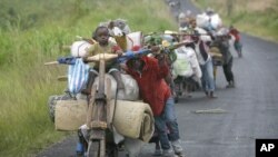 Wacongo wakimbia vita kutoka mji wa Sake, 27km magharibi ya Goma, Nov. 23 2012. 